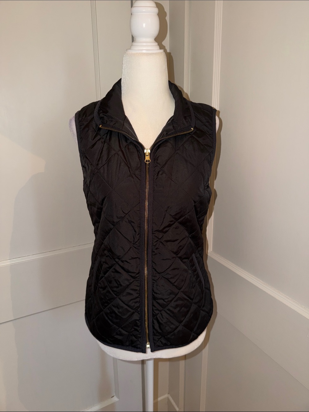 ⭐️ 3/$15 Women’s Old Navy Black Quilted Vest with Gold Zipper XS